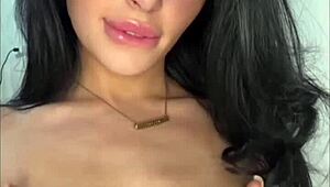 Омай тая гореща британска курва си трие стегнатата путка докато сквиртне в POV уебкам 😈💦