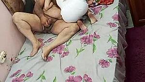 Die jonge 18+ meid is super vers en de oude kerel verslindt haar kut