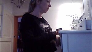 Ik hou van boeren terwijl ik make-up doe in dit casual moment.