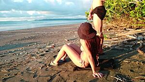 黑发18+情侣海滩户外公共狂野猛操