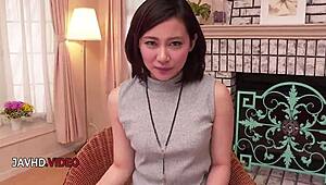 Søt japansk stjerne Ameri Koshikawa gir fristende blowjob før hardkjør knull