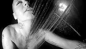 Я так возбуждена, глядя на брюнетку-красотку Джезебель, которая чувственно мастурбирует свои большие сиськи и пизду в паровом душе