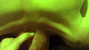 Amateur krijgt diep facefucking op bed met slordige blowjob actie