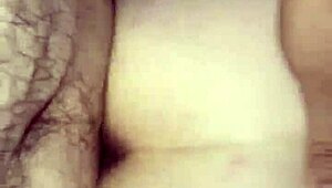 De vrouw probeert hondjesstijl actie in een lastige anaal opstelling met haar man