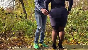 Hej, si kdaj ujel svojo taščo, kako se skrivaj odpravlja ven na pipi v seksi spodnjem perilu in petah?