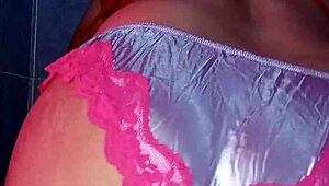 Эй, смотри, как я моделирую атласные трусики в веселом танце с лифчиком и бельем! 💃🩲