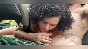 foda no carro durante o dia em uma rua movimentada com essa latina exibicionista louca 🚗🔥