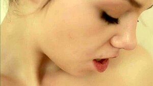 Sweety Loreen lazul a kádban finoman simogatva magát megnyugtatóan.