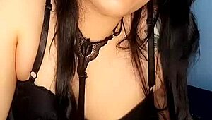 Bluee se masturbe solo à la bite en dildo, cette mignonne Colombienne exhibe ses seins et chatte naturels en GF 18+ homemade
