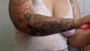 Pregnant woman shows off her big ass