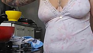 Wanita hamil pamer pantat besarnya