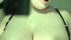 Chicote sugestivo provocando bunda e tetas.