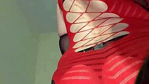 Chicote sugestivo provocando bunda e tetas.