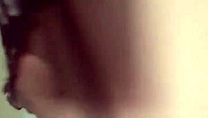 Chicote sugestivo provocando bunda e tetas.