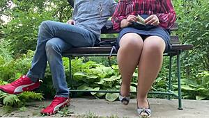 Moja požrešna mačeha skriva umazane skrivnosti z veliko ritjo bbw telesom v najlonkah, bliskne mokro pičko zunaj v zreli milf fetiš igri.