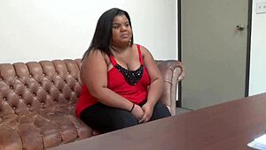 Peaches sort BBW suger og knuller interracial hårdt med våd fitte