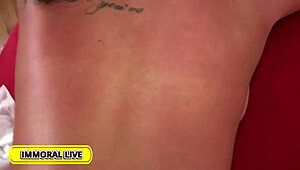 Não acredito que Rachele Richey leva aqueles dois paus enormes fundo em cowgirl e cachorrinho antes de engolir as cargas.