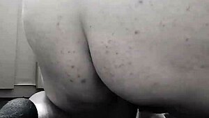 Hey, watch Snowbunnyqueen27 ride that 11-inch dildo in her tight bbw pussy?