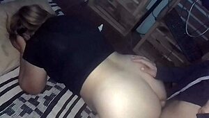 le bajo la calza y froto mi pene en su culo apretado