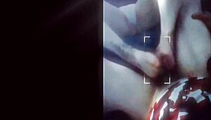 Herregud, kolla den här snygga tjejen ge en gammal gubbe otrohet footjob!