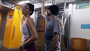 Étudiante amateur se laisse frotter le cul par un inconnu par derrière dans le bus public