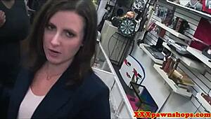 Дамата от лъжевкото, смуч ми кура дълбоко сега преди да те превия за яко кучешко лъщане.