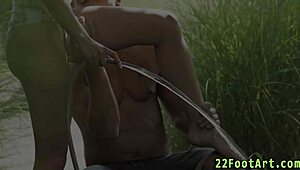 Babe prend éjac sur les pieds après footjob et branlette !