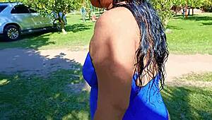 Venezuelanska kurba razkazuje veliko rit zunaj na poletnem taboru v Medellinu med poniževanjem cornuta moža v javni BDSM seansi