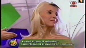 Lady Lu gjør super positiv striptease i rosa bikini, kler av seg sakte med selvsikker vibe 😊