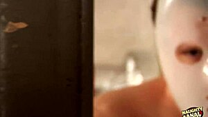 Nagy mellű szőke elfogva segglyukba baszva maszkos pasik által