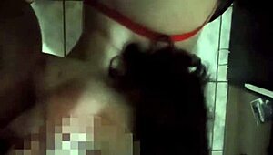 Nerd de óculos boqueteiro crossdressing in solo transsexual action