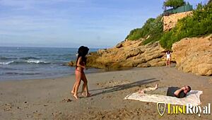 Zwei geile Schlampen mit prallen Ärschen Doggy im Sand gefickt Cumshots nach Ride und Missionar