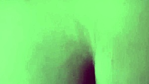Puta latina penetrada de perrito en video casero 😈