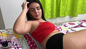 Споделям стая с мащехата сестра - огромен кур