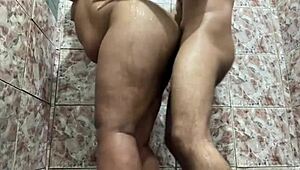 מה קורה כשאני מזמינה שכן לאמבטיה והוא אוכל אותי?