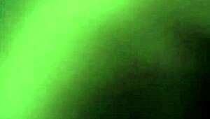 pendeja arrodillada haciendo pete a este tipo argentino como una pro total