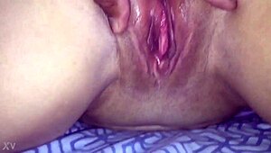 Brincando com a buceta e o cuzinho da gostosa de quatro