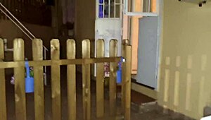 Diese italienische Amateurin zeigt blaue Augen und neckt mit Füßen auf wilder Outdoor-Party