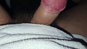 Amatoare italiană cu ochi albaștri drăguți face flash și provoacă cu picioarele la petrecere outdoor sălbatică