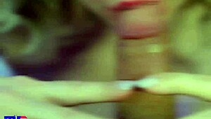 Close-up plavuša puši sa ASMR završava masivnim svršavanjem u ustima