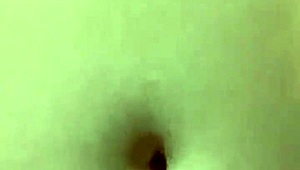 domača amaterska sekstap z rdečelasto punco, prebodene bradavice in tatu