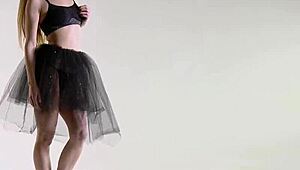 Deze geile meid rekent zich uit in flexibele poses, onthult haar atletische lichaam tijdens een naakte yoga workout