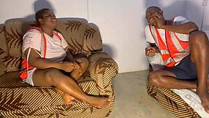 Ей, потапяме се дълбоко в чата с моята заоблена колега за големия й задник