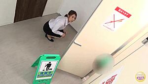 Japonaise coquine mouille culotte en cabine salle de bain