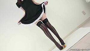 Femeie japoneză în ciorapi și tocuri strivește hamburger sub picioare fetish mâncare