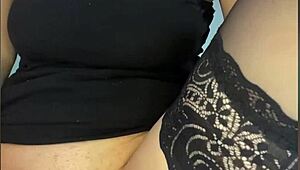 Åh mand, denne teen 18+ skubber en stor anal prop i sin tætte røv mens hun fingerer våd fisse 🤤