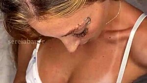 Mavi gözlü sarışın Brezilyalı şirin ıslak amını dövüp boşaltıyor