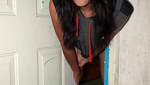 Ella se queda atorada en la puerta y aprovecho para penetrarla y hacerla gemir