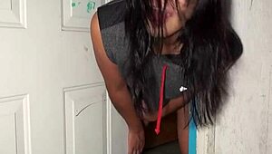 Ella se queda atorada en la puerta y aprovecho para penetrarla y hacerla gemir