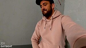 mathieu ferhati se tape une queue dans un parking, ouais, je me branle solo comme un fou ici